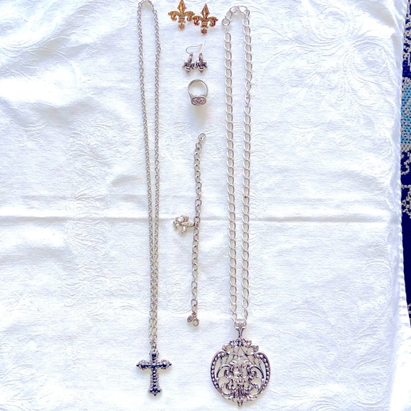 Fleur De Lis Filigree Jewelry Lot 2-Necklaces 2-Pair Earrings 1-Ring 1-Bracelet - Picture 3 of 15